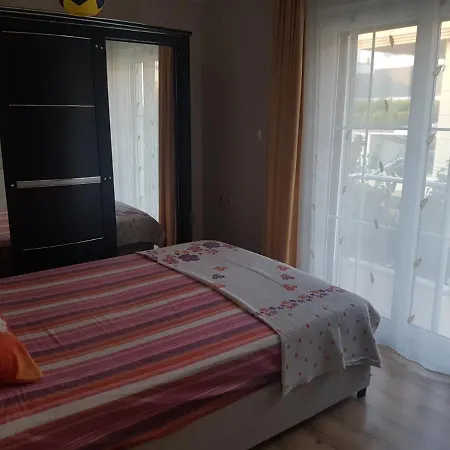 Villa Alacati'da Bahceli 3+1 Cesme